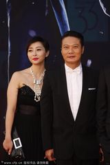 组图：钱嘉乐携爱妻现身 汤盈盈黑裙大气