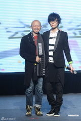 组图：许嵩新专辑发布会 加盟新东家海蝶音乐