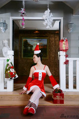 组图：芙蓉姐姐圣诞写真装嫩卖萌 大摆清纯造型