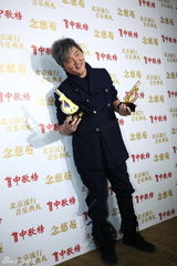 高清图：群星中歌榜后台亮相展示奖杯