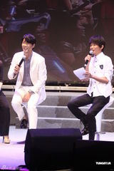 高清组图：车胜元台北会粉丝 展示熟男魅力