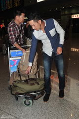 组图：快男阿穆隆出狱回京