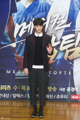 独家：权相佑珉豪帅气撑新剧 郑丽媛白衣个性