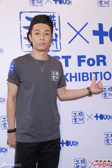 组图：余文乐周柏豪力证兄弟情 领军球队办展览