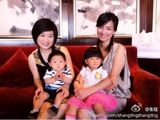 组图：张庭微博秀女儿萌照 可爱似樱桃小丸子