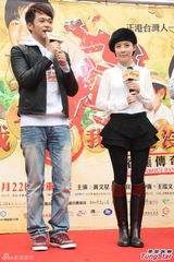 组图：李康宜拜神求票房 爱情长跑结婚顺其自然