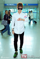 组图：张佑赫清爽亮相机场 飞赴台湾举行粉丝会