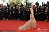 组图：娜奥米-瓦茨戛纳走秀 裸色纱裙妩媚动人