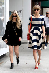 组图：泰勒-斯威夫特曝街头照 复古条纹裙引领时尚