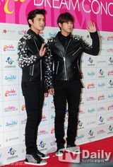 组图：东方神起亮相韩流演唱会 显人气红星气魄