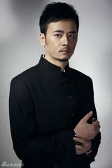 组图：姚卓君复古西装写真 眼神犀利年代感强