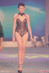 组图：房星彤爆冷摘亚姐后冠 奖杯是生日礼物