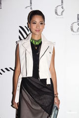 组图：何嘉莉预产期为9月 吴雨霏惹整容疑云