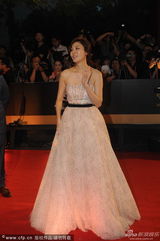 组图：上海电影节金荷娜裸色长裙秀优雅身姿