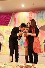 组图：黄晓明生日会裸装下厨 喂粉丝沙拉鸡汤