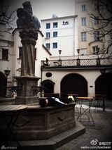 组图：包贝尔搞怪游欧洲 五体投地“横尸”街头