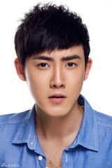 组图：张睿阳光写真 蓝色衬衫青春休闲