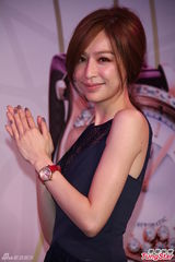 组图：王心凌为品牌站台 露事业线秀女人味