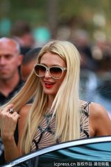 组图：帕里斯-希尔顿现身戛纳 鱼鳞裙装性感十足