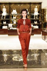 组图：李冰冰亮相慈善夜 认购泰迪熊支持教育