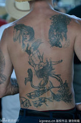 组图：加州音乐节比基尼辣妹抢眼 情侣激情热吻