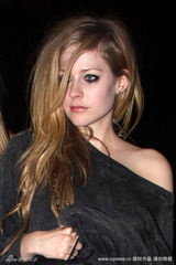 幻灯图集：艾薇儿和前夫现身纹身店 高调复合？ 