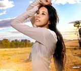 组图：莫文蔚专辑封面曝光 蓝天白云衬妩媚风情