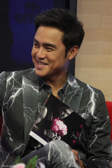 组图：明道赤膊录歌照镜子 纪佳松太太常查岗