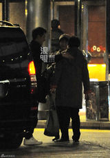 组图：冯绍峰宴请许鞍华 一路搀扶礼数周全