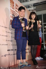 组图：林忆莲获最佳国语女歌手 常石磊代领