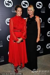 组图：麦当娜黑超黑裙尽展大姐大酷 助阵女性电影奖