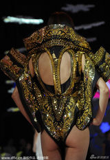 组图：周韦彤身披黄金甲性感露丰臀