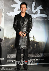 幻灯图集：张赫李多海等出席新剧发布会 黑衣肃穆