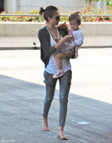 高清图：杰西卡-阿尔芭携女儿出行 弯腰险走光