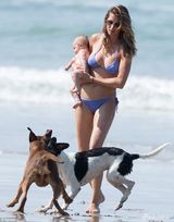 组图：邦辰比基尼秀热辣身材 抚摸爱女场面温馨