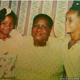 组图：蕾哈娜发与祖母合影纪念亲人过世