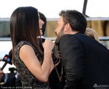 组图：阿弗莱克携爱妻亮相 无缘导演失落