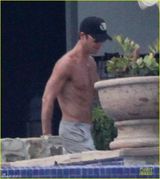 组图：安妮斯顿粉色比基尼 未婚夫泳池激吻