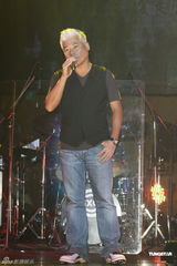 组图：巫启贤为新专辑开唱 30日将出席大炳追思会