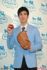 组图：王力宏西装亮相代言阳光俊朗