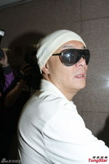 组图：张卫健再入院探母面色憔悴 5时结束疗程