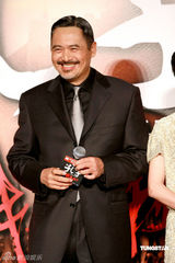 幻灯图：周迅现身《孔子》香港首映 发嫂险遇意外