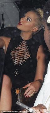 组图：海伦-弗拉纳甘黑线绑双乳弯腰露底