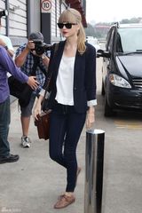 组图：泰勒悉尼电台宣传 小西装显帅气干练