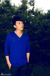 组图：许诺拍摄清新写真 怀念青春校园时光