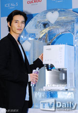 组图：元斌帅气亮相活动 俊秀清逸展美男气质