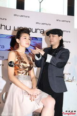 组图：周秀娜现场卸妆素颜示人 被指胸部缩水