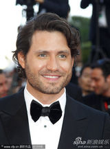 高清组图：《女人之源》首映 吕克-贝松吻娇妻抢镜