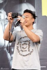 高清图：陈奕迅签唱会搞怪 演唱会加场回馈歌迷