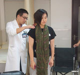 组图：江若琳为新片苦练举重 拍摄不慎砸伤后背